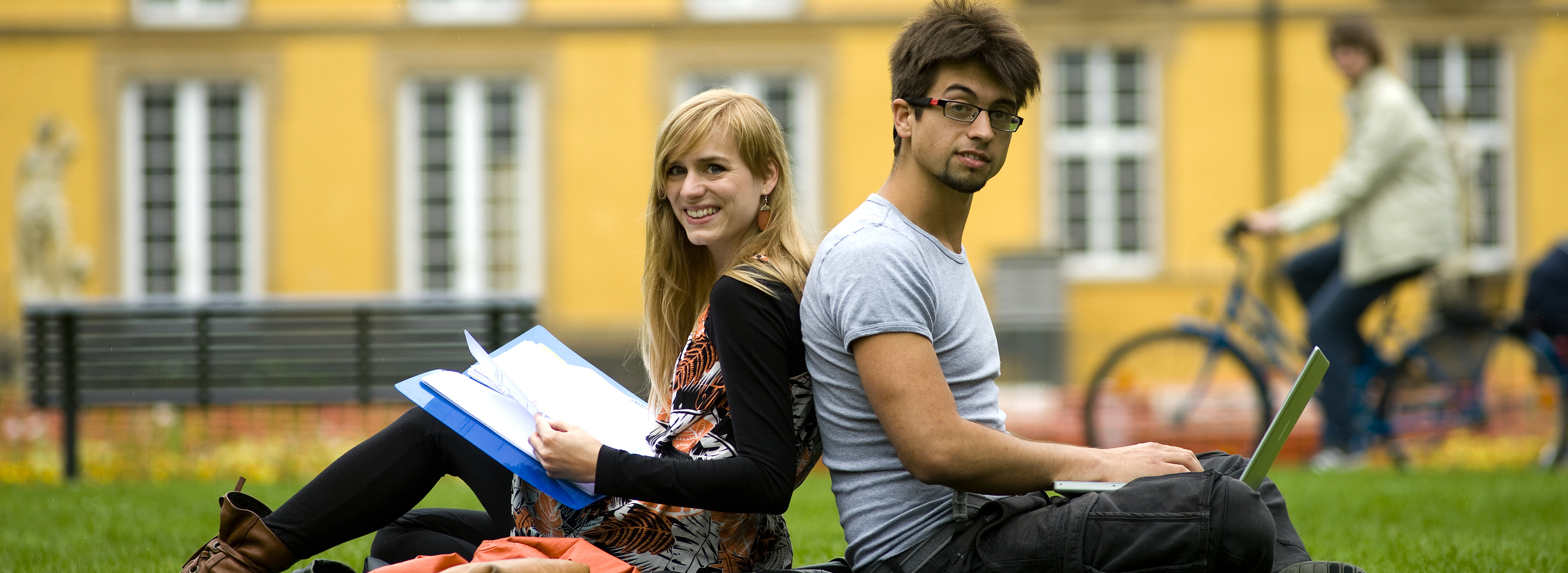 Studierende vor der Universität Studierende vor der Universität
